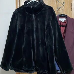 NEW WITH TAGS XXL 32 Degrees plush black zip up.  No hood.